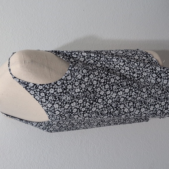 Banana Republic Factory Camisol Tank Floral Navy Blue White V-Neck Blouse Medium - Picture 3 of 6